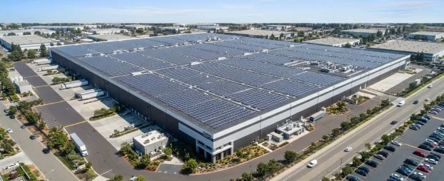 Große Gewerbehalle mit PV-Anlage auf dem Flachdach