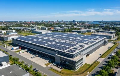 Gewerbehalle in Bremen-Nord mit PV-Anlage aus der Luft