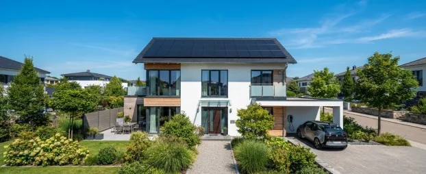 Einfamilienhaus mit Photovoltaikanlage auf dem Dach